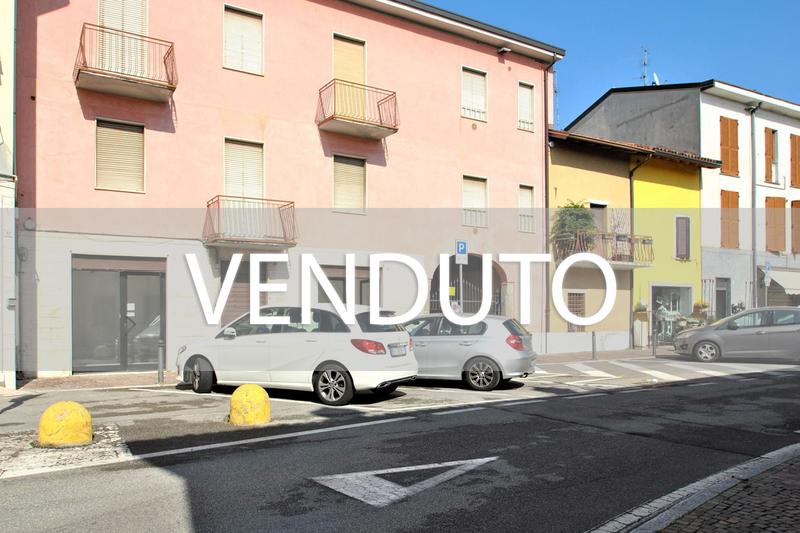 Negozio con due vetrine venduto ad Azzano San Paolo